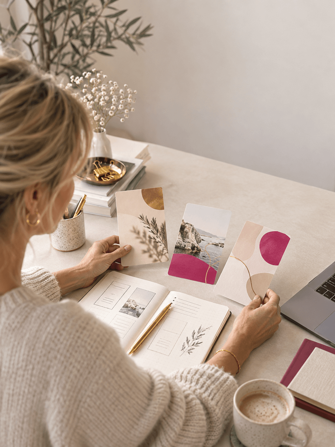 Frau am Schreibtisch mit drei Pinterest-Pin-Entwürfen