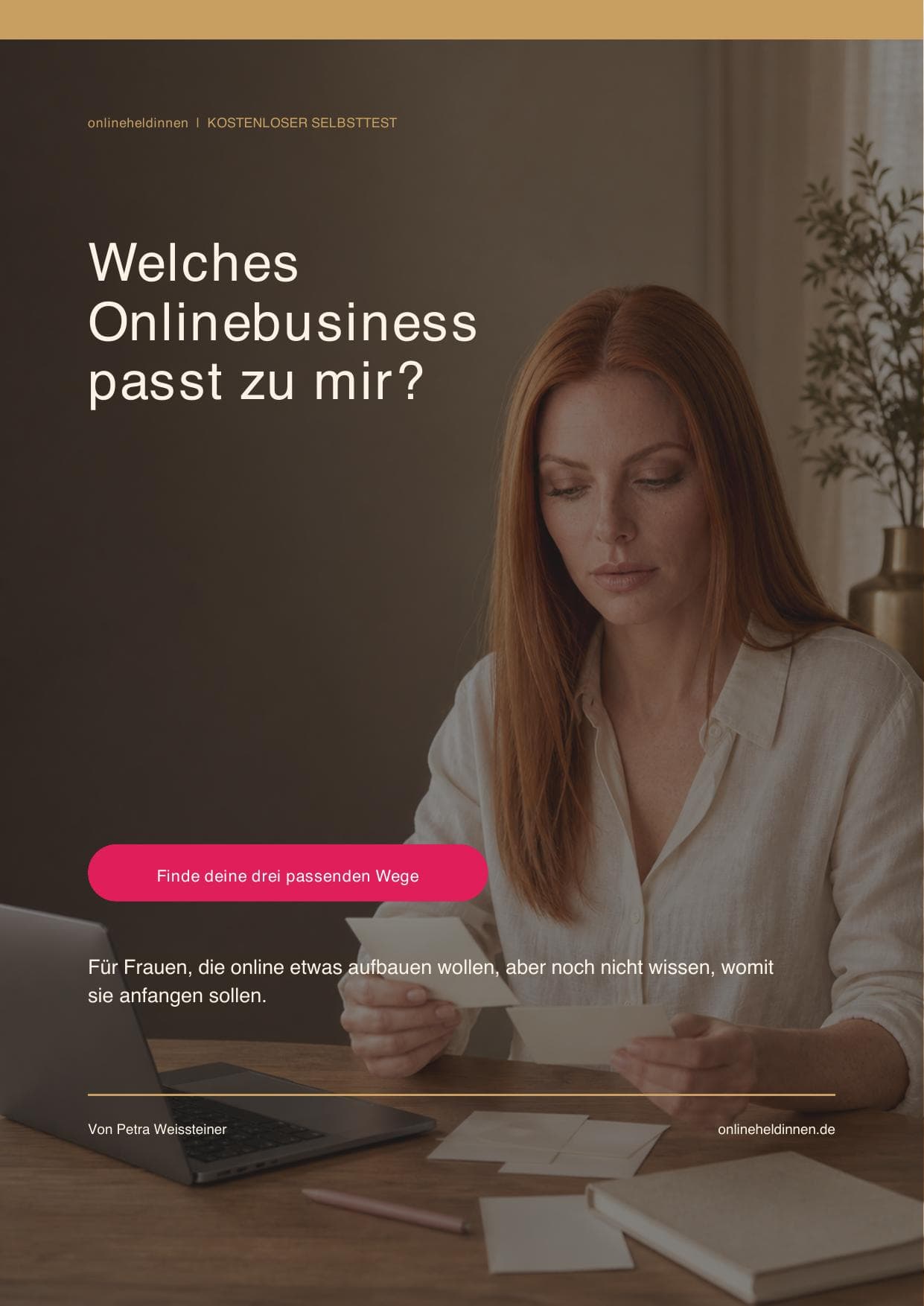 Cover des interaktiven Selbsttests „Welches Onlinebusiness passt zu mir?“ mit einer Frau am Tisch