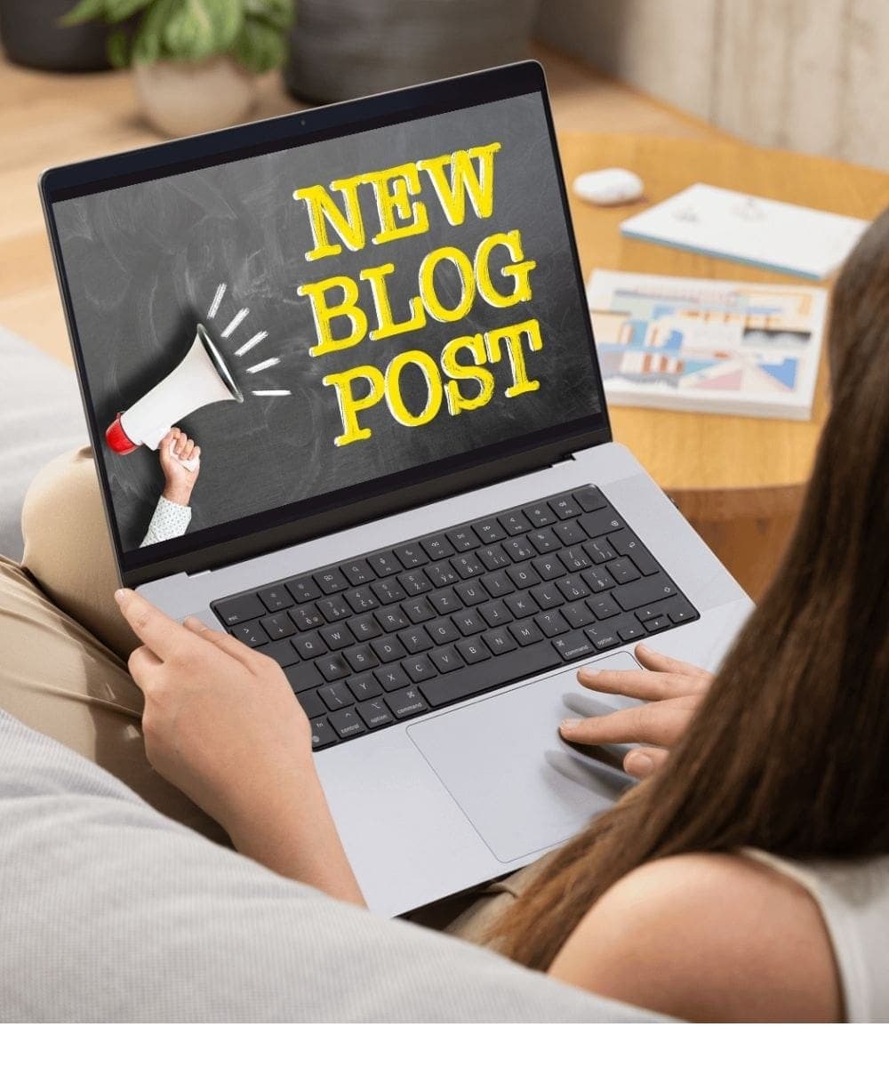### Schritt-für-Schritt-Anleitung: Einen Blog aufbauen **1. Thema und Zielgruppe festlegen** - Überlege dir, worüber du bloggen möchtest (z. B. Reisen, Finanzen, Lifestyle). - Definiere deine Zielgruppe (z. B. junge Berufstätige, Eltern, Studierende). **2. Plattform auswählen** - Entscheide dich für eine Blog-Plattform: - **WordPress.org** (flexibel, erfordert Hosting) - **Blogger**, **Wix**, oder **Squarespace** (einfacher Einstieg) - Für maximale Kontrolle und Professionalität empfiehlt sich WordPress.org. **3. Domain und Hosting kaufen** - Wähle einen einzigartigen Domainnamen (z. B. deinblogname.de). - Kaufe Hosting bei Anbietern wie SiteGround, Bluehost oder IONOS. **4. Blog einrichten** - Installiere WordPress oder die Plattform deiner Wahl. - Wähle ein ansprechendes Design (Theme) und passe es an deine Marke an. - Installiere wichtige Plugins (z. B. SEO-Tools wie Yoast, Sicherheitsplugins wie Wordfence). **5. Inhalte erstellen** - Schreibe hochwertige Beiträge, die deine Zielgruppe ansprechen. - Nutze Bilder, Videos und Infografiken zur Auflockerung. - Optimiere deine Inhalte für Suchmaschinen (SEO). **6. Monetarisierungsstrategien entwickeln** - Integriere Affiliate-Links, um Provisionen zu verdienen. - Biete digitale Produkte oder Dienstleistungen an (z. B. E-Books, Kurse). - Schalte Anzeigen über Programme wie Google AdSense. **7. Blog bewerben** - Teile deine Beiträge in sozialen Medien. - Nutze E-Mail-Marketing, um Leser zu binden. - Vernetze dich mit anderen Bloggern, um Gastbeiträge zu schreiben. **8. Analysieren und verbessern** - Verfolge deine Besucherzahlen mit Tools wie Google Analytics. - Optimiere Inhalte basierend auf den Interessen deiner Leser. - Experimentiere mit neuen Formaten und Ideen. Mit Geduld, regelmäßigen Beiträgen und dem Fokus auf deine Zielgruppe kannst du einen erfolgreichen Blog aufbauen!