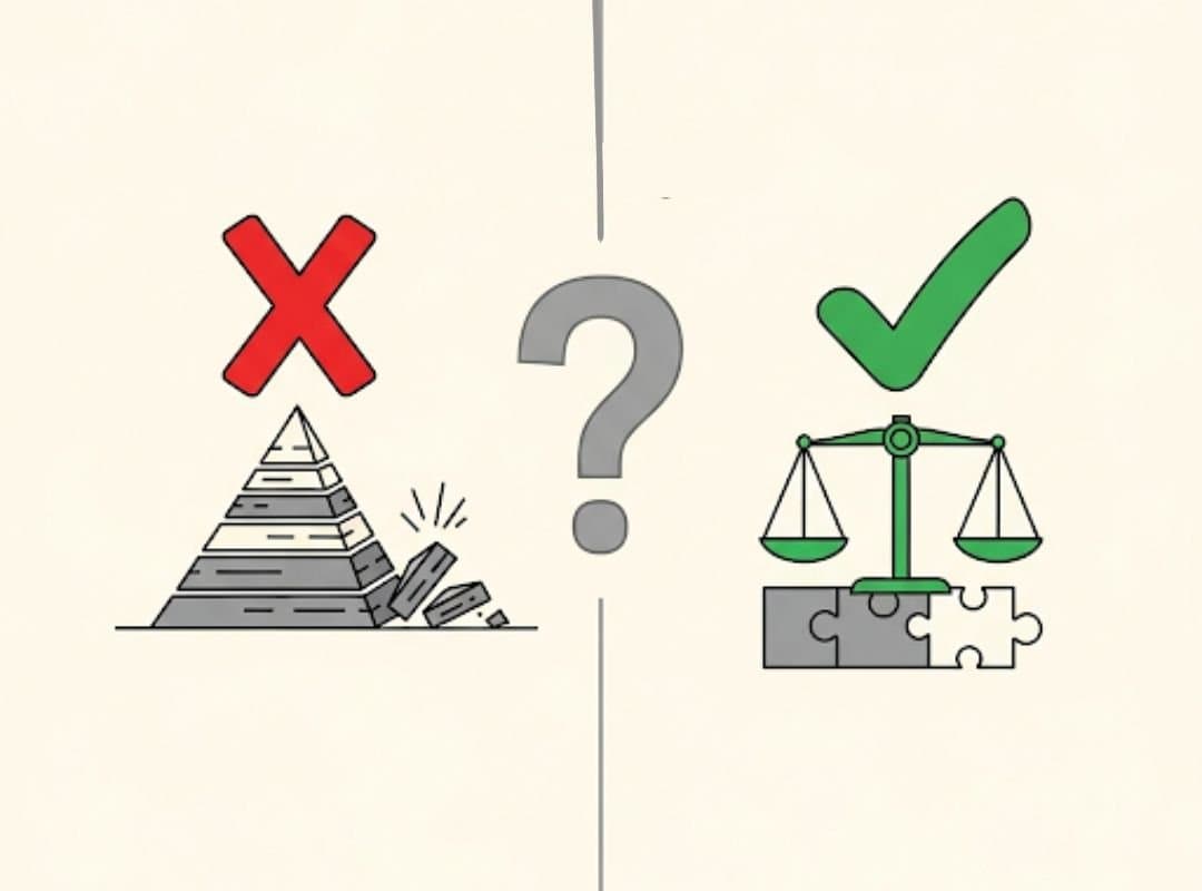 Illustration: Links Pyramide mit rotem X, rechts Waage mit grünem Haken. Symbol für: Robethood ist legal und kein Schneeballsystem.